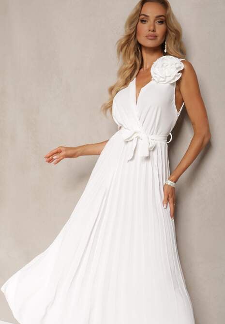 Biała Koktajlowa Sukienka Plisowana z Kwiatową Broszką Paskiem i Gumką w Talii Viknna