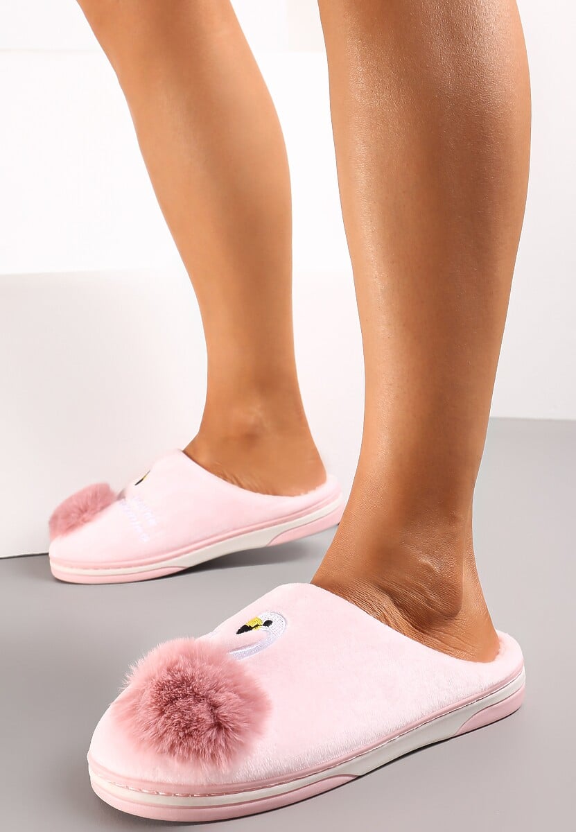 Jasnoróżowe Kapcie na Płaskiej Podeszwie z Pomponem i Haftem Xamela