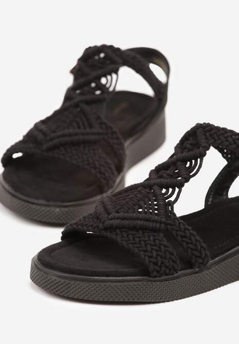 Czarne Klasyczne Sandały na Płaskiej Podeszwie z Ażurowym Zdobieniem i Zapięciem przy Kostce Moonque