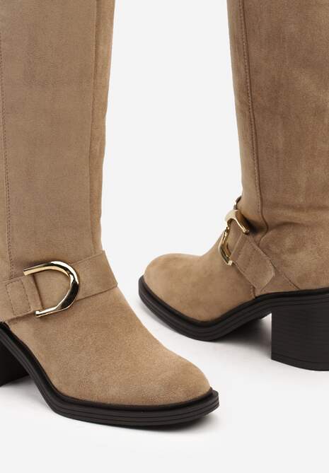 Ciemnobeżowe Kozaki Vices na Słupku z Ozdobną Klamrą i Ociepleniem Moriti