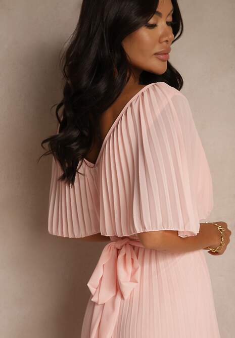 Jasnoróżowa Plisowana Sukienka z Gumką w Pasie z Falbaną Przy Dekolcie Drenia