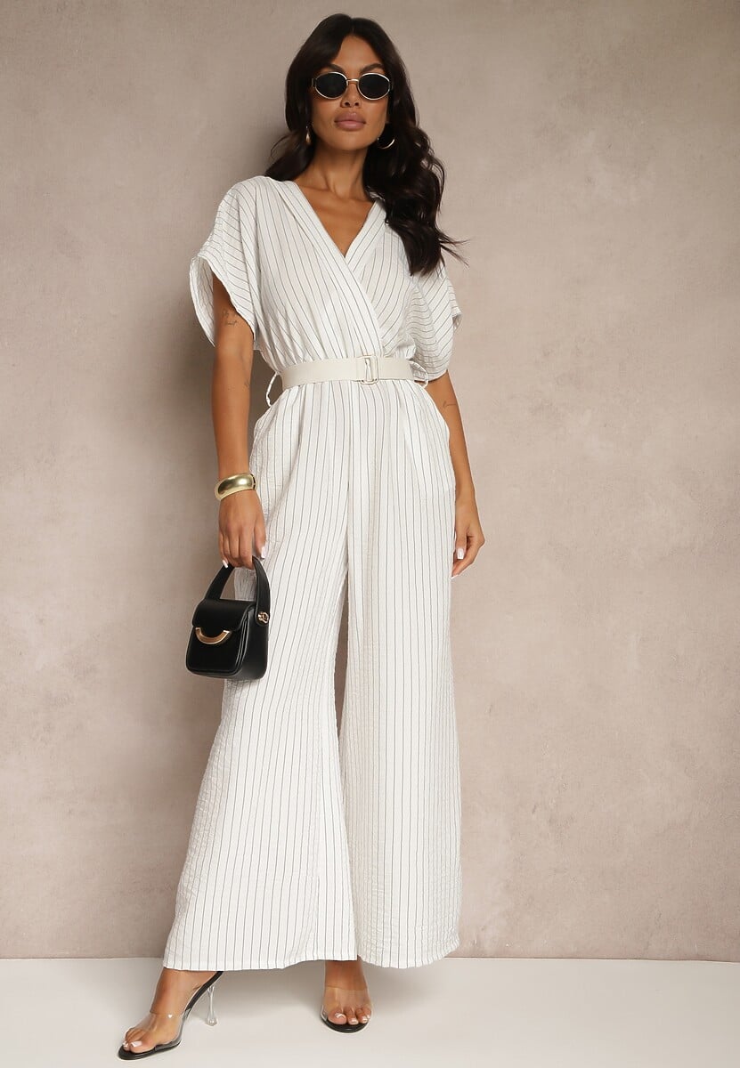 Biały Kopertowy Kombinezon z Nietoperzowymi Rękawami i Paskiem Tollamira