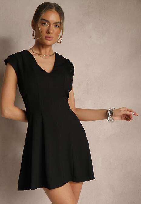 Czarna Taliowana Sukienka z Rozkloszowanym Dołem Elliara