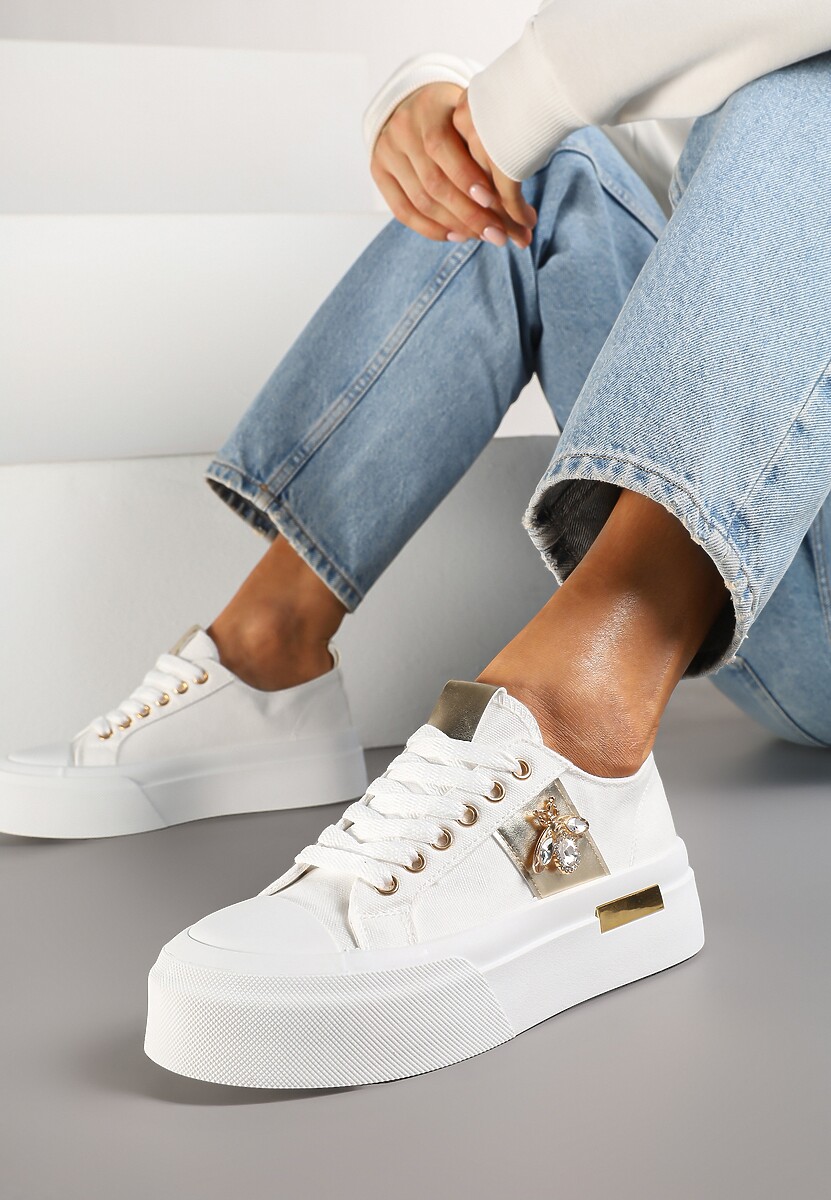 Białe Trampki na Platformie z Biżuteryjną Aplikacją Gonessa