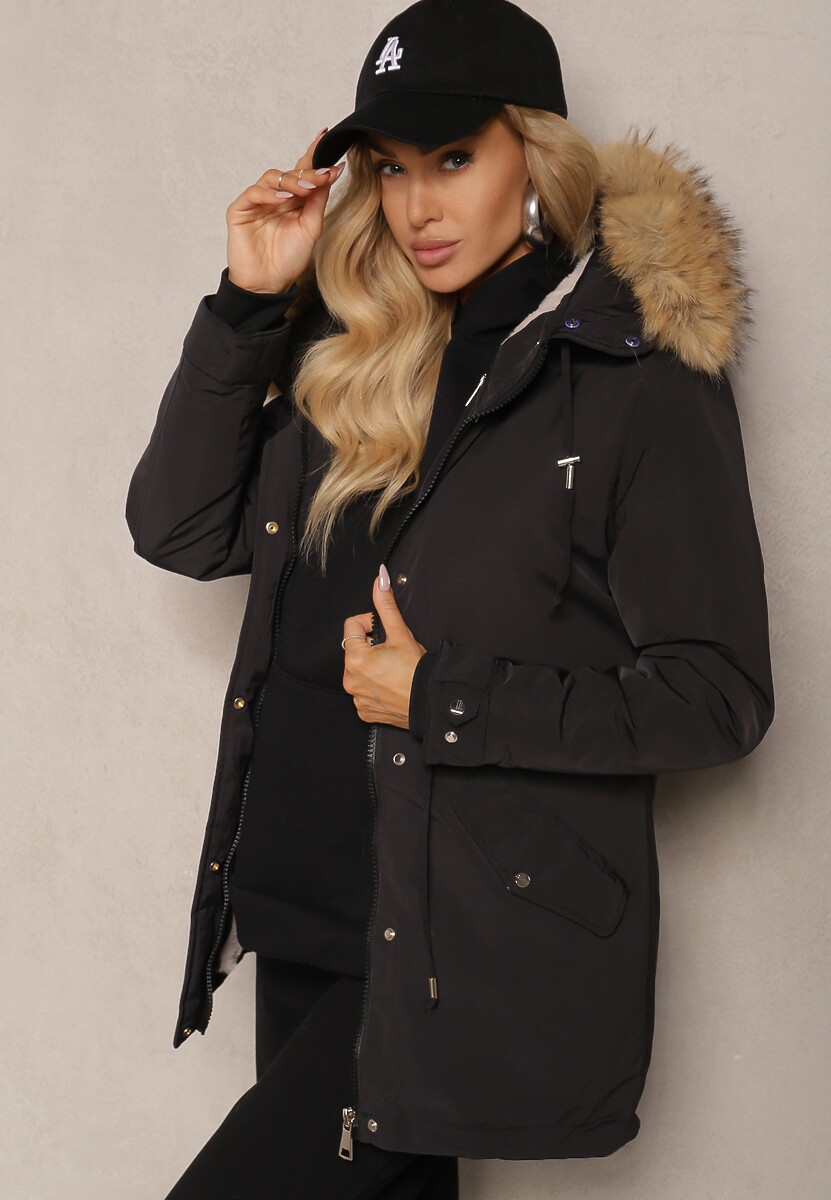 Czarna Kurtka Parka Mocno Ocieplana z Futerkiem przy Kapturze z Możliwością Odpięcia Sialthira