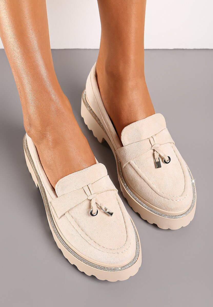 Beżowe Mokasyny na Grubej Podeszwie z Paskiem z Cyrkonii i Metaliczną Zawieszką Vortisa