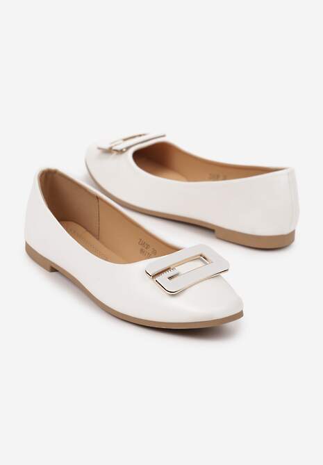 Białe Balerinki Ozdobione Geometryczną Aplikacją Tirenia