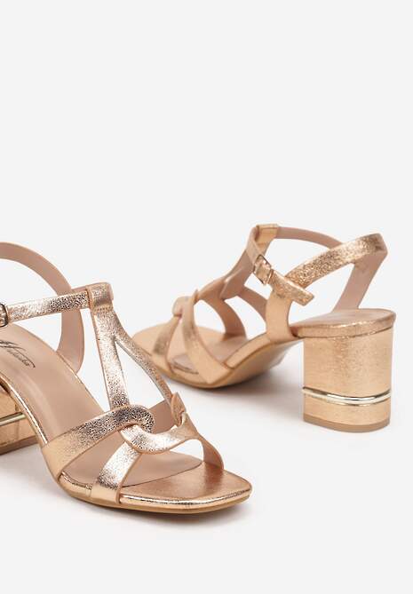 Szampańskie Sandały na Słupku z Metaliczną Aplikacją i Ozdobnymi Paskami Sadeonia