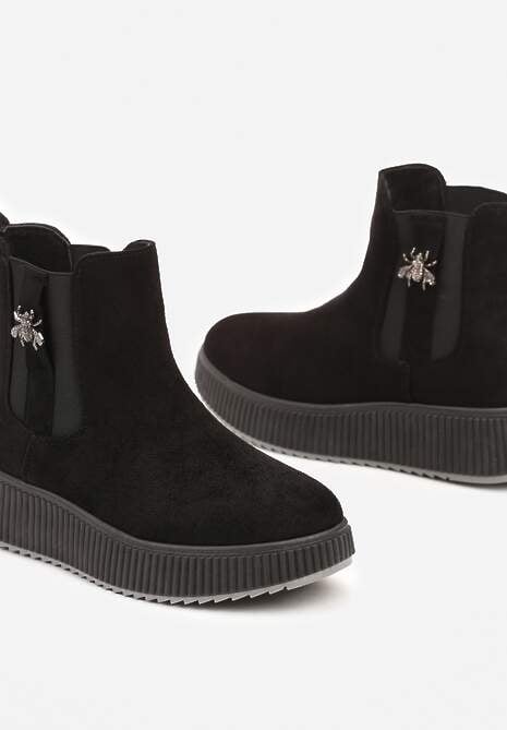 Czarne Botki Typu Sztyblety na Tłoczonej Platformie Zdobione Metalową Aplikacją Allecia