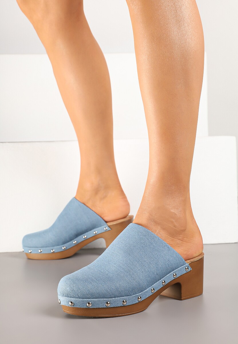 Niebieskie Klapki Drewniaki Typu Mule na Słupku Zdobione Nitami Hlerra