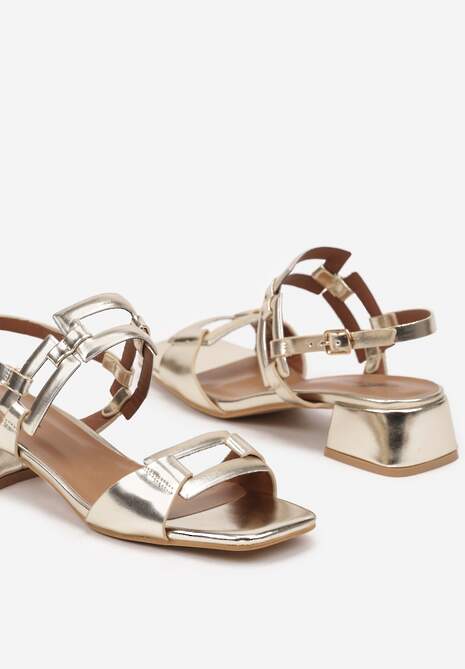 Złote Sandały na Słupku z Geometrycznymi Aplikacjami Deorienne