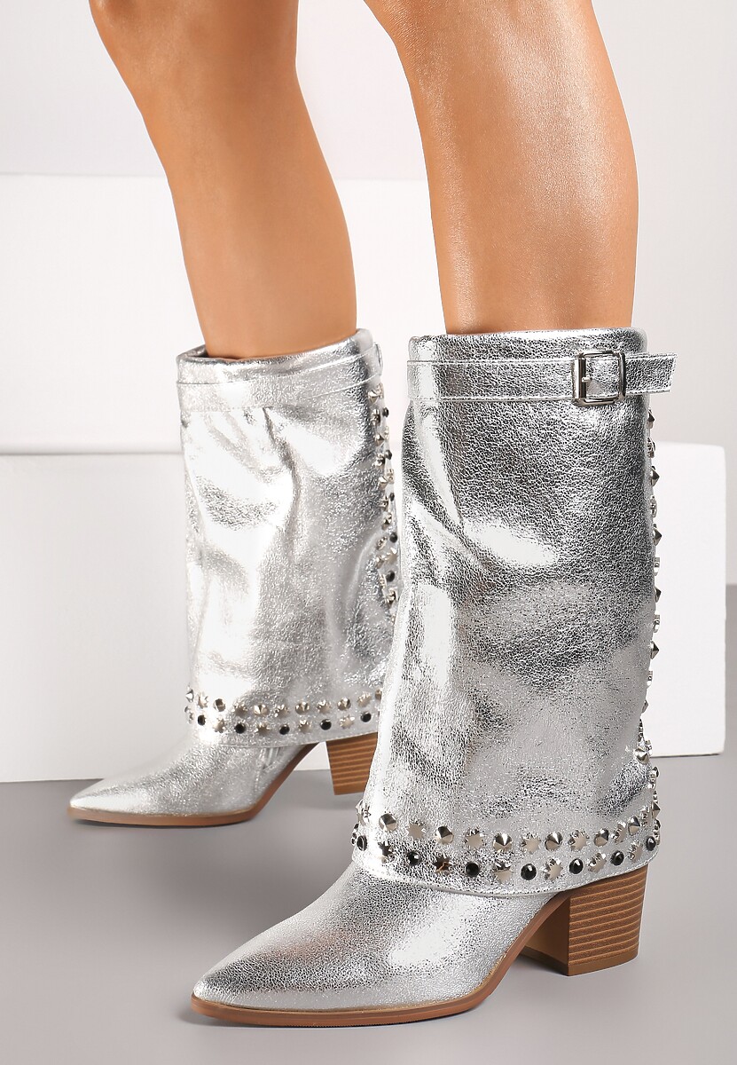 Czarne Kozaki Kowbojki na Słupku Ozdobione Klamrą Ćwiekami i Wywiniętą Cholewką Izavira