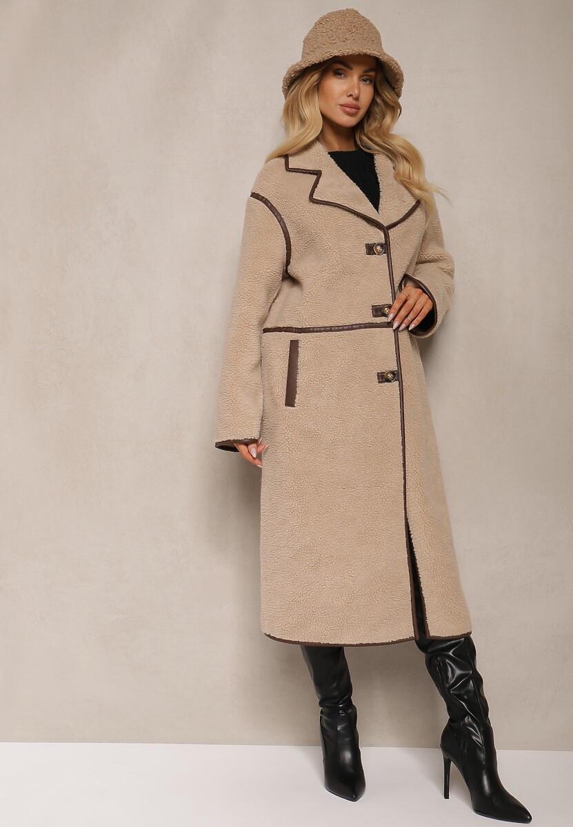 Beżowy Futrzany Płaszcz o Jednorzędowym Kroju Zdobiony Przeszyciami Zinneira