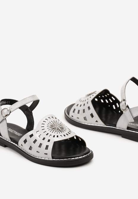 Srebrne Sandały na Płaskiej Podeszwie z Ażurowym Zdobieniem i Cyrkoniami Zapinane Wokół Kostki Adielle