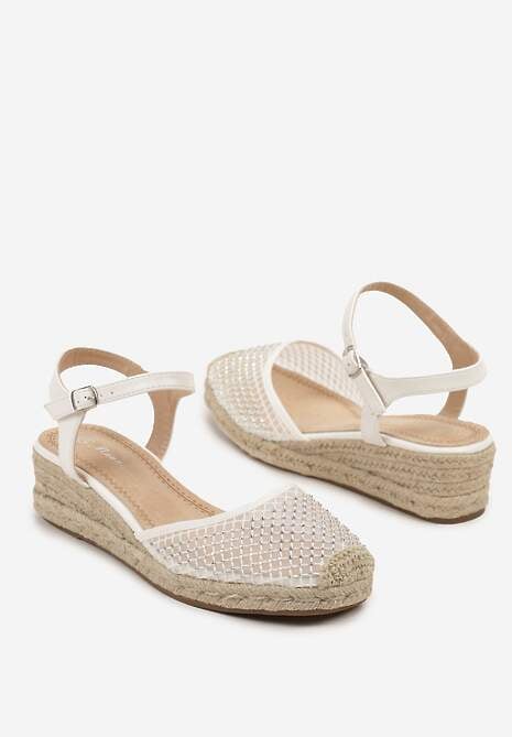 Białe Sandały na Koturnie z Siateczkową Cholewką i Cyrkoniami Nilarena