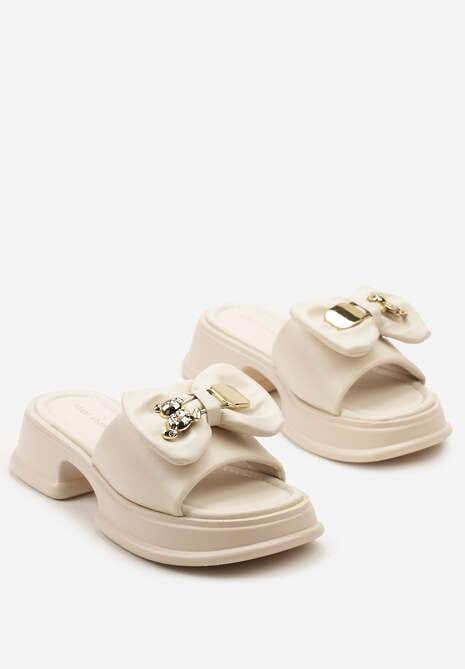 Beżowe Klapki na Niskiej Platformie z Wycięciem Ozdobione Kokardą i Metaliczną Aplikacją Horissa