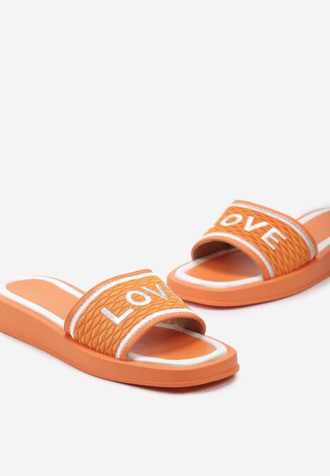 Pomarańczowe Klapki z Ozdobnym Napisem na Cholewce i Noskiem w Kwadrat Optizoria