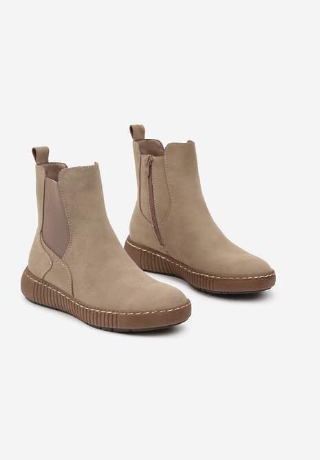 Ciemnobeżowe Botki Sztyblety na Płaskiej Podeszwie Ozdobionej Tłoczeniem Lemitana