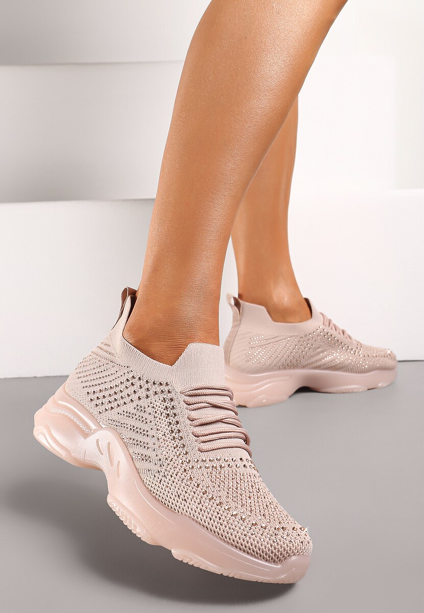 Różowe Sneakersy na Płaskiej Podeszwie Ozdobione Cyrkoniami i Wykończone Perforacją Quilila