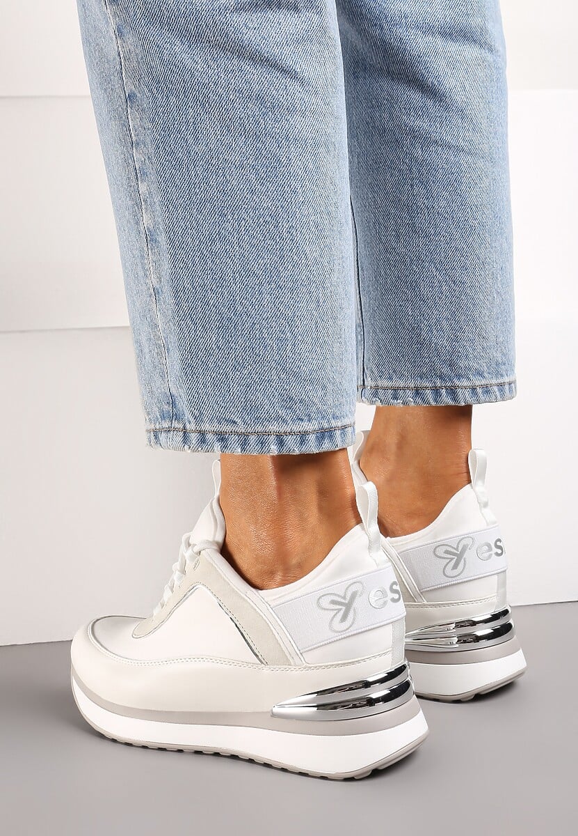 Białe Sneakersy z Metaliczną Wstawką i Ozdobnym Napisem na Ukrytym Koturnie Alivewna