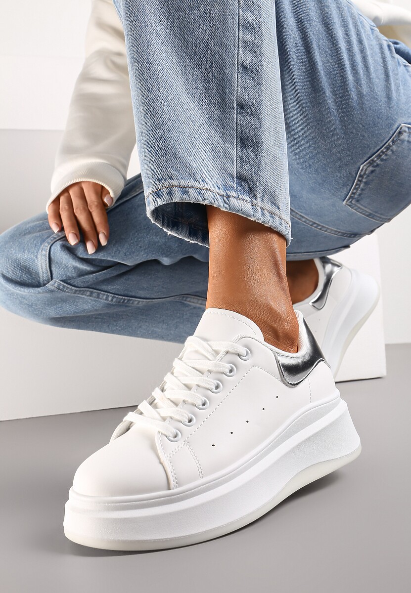 Czarne Sneakersy na Grubej Podeszwie z Perforacją i Ozdobą Gumowym Misiem Aireth