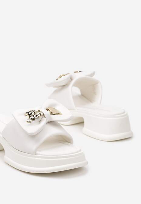 Białe Klapki na Niskiej Platformie z Wycięciem Ozdobione Kokardą i Metaliczną Aplikacją Horissa