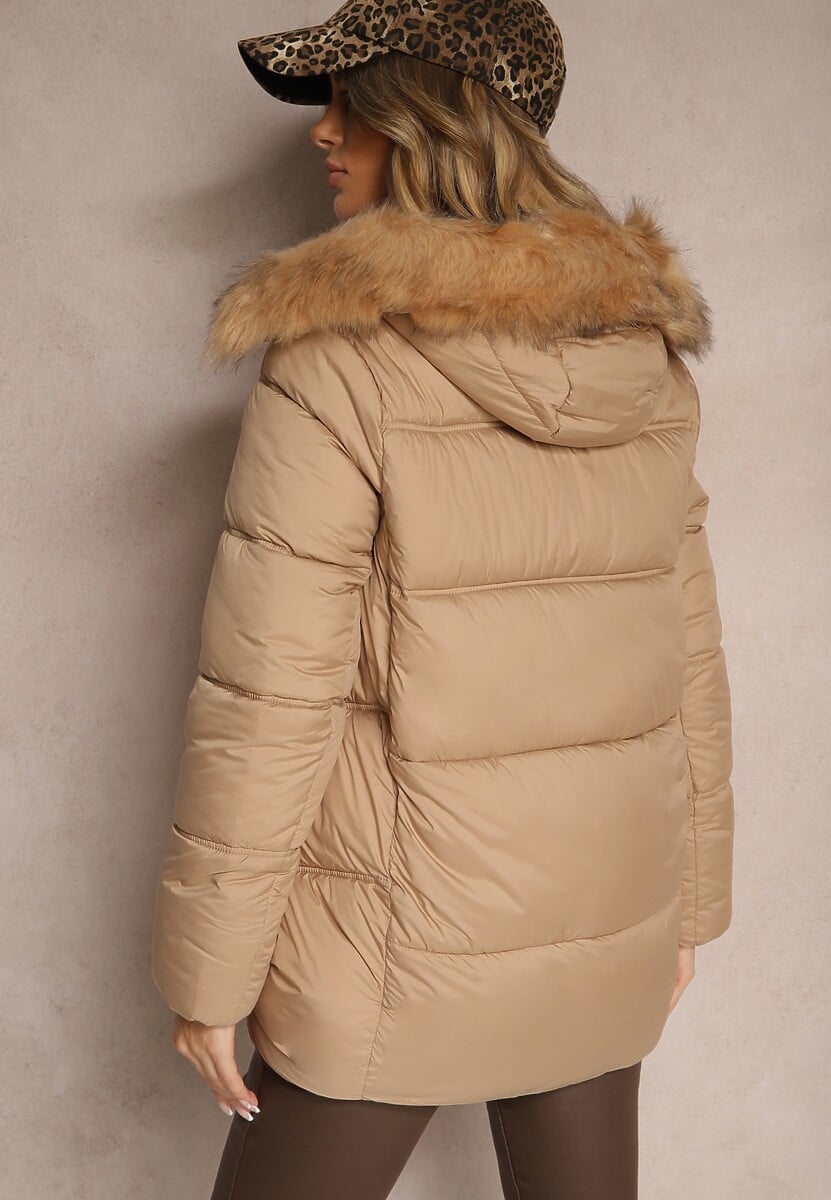 Ciemnobeżowa Zimowa Kurtka z Pikowanymi Przeszyciami Kieszeniami i Kapturem z Odpinanym Futrem Ililda