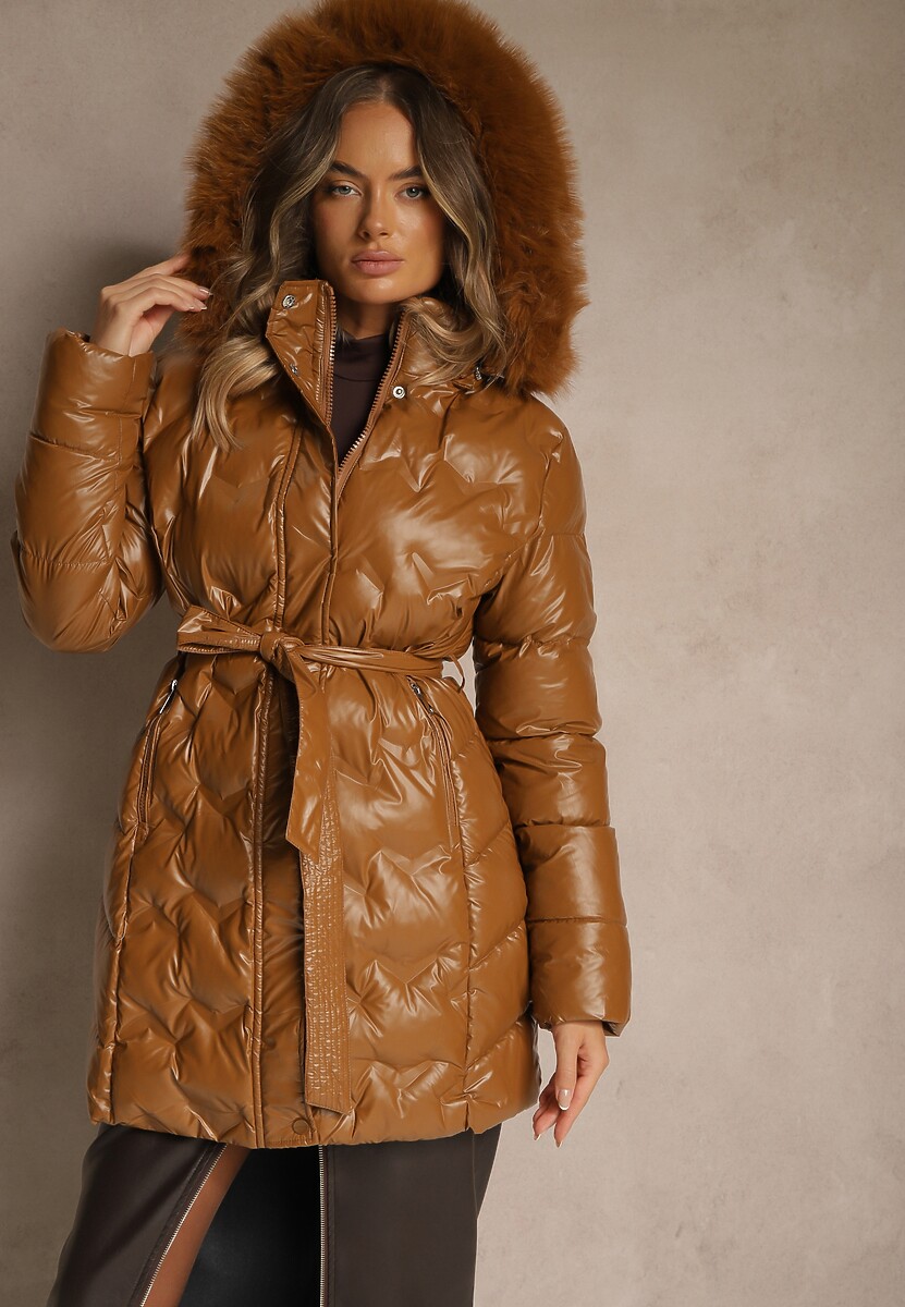 Czarna Kurtka Pikowana z Odpinanym Futerkiem i Kapturem Ozdobiona Paskiem Olinesa