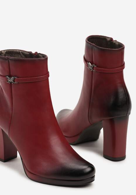 Bordowe Botki na Słupku z Elegancką Klamerką i Paseczkiem Wokół Cholewki Nerisae