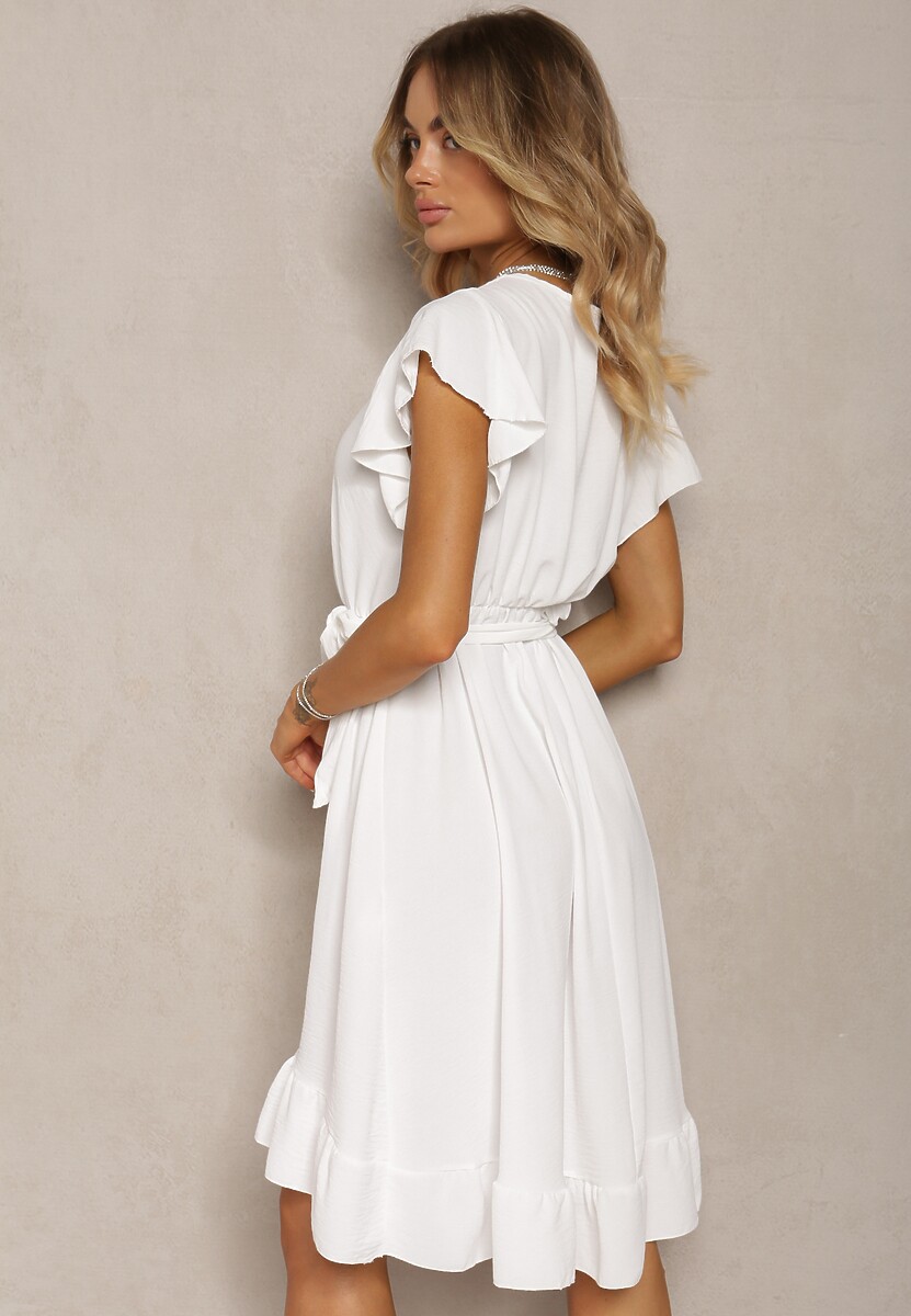 Biała Sukienka z Asymetrycznym Tyłem z Kopertowym Dekoltem Ozdobiona Paskiem w Talii Toridia