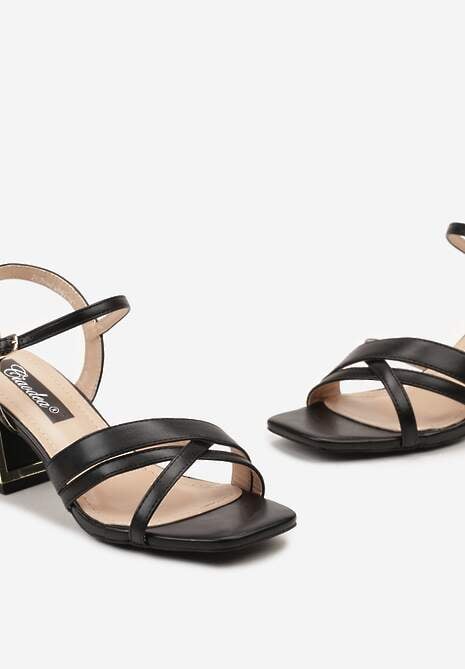 Czarne Sandały na Słupku z Metaliczną Wstawką Noskiem w Kwadrat i Sprzączką Isacarda