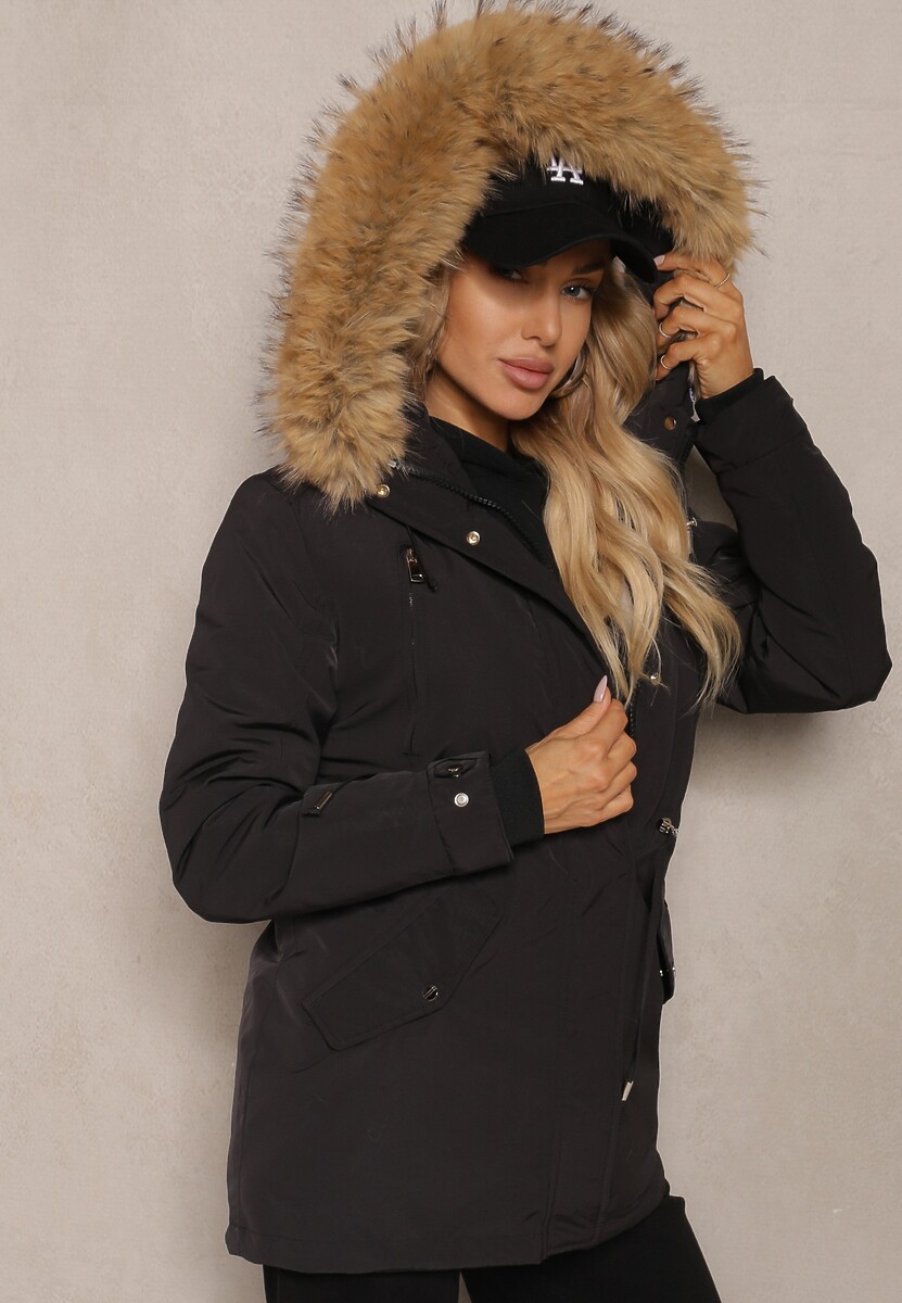 Czarna Kurtka Parka Mocno Ocieplana z Futerkiem przy Kapturze z Możliwością Odpięcia Sialthira