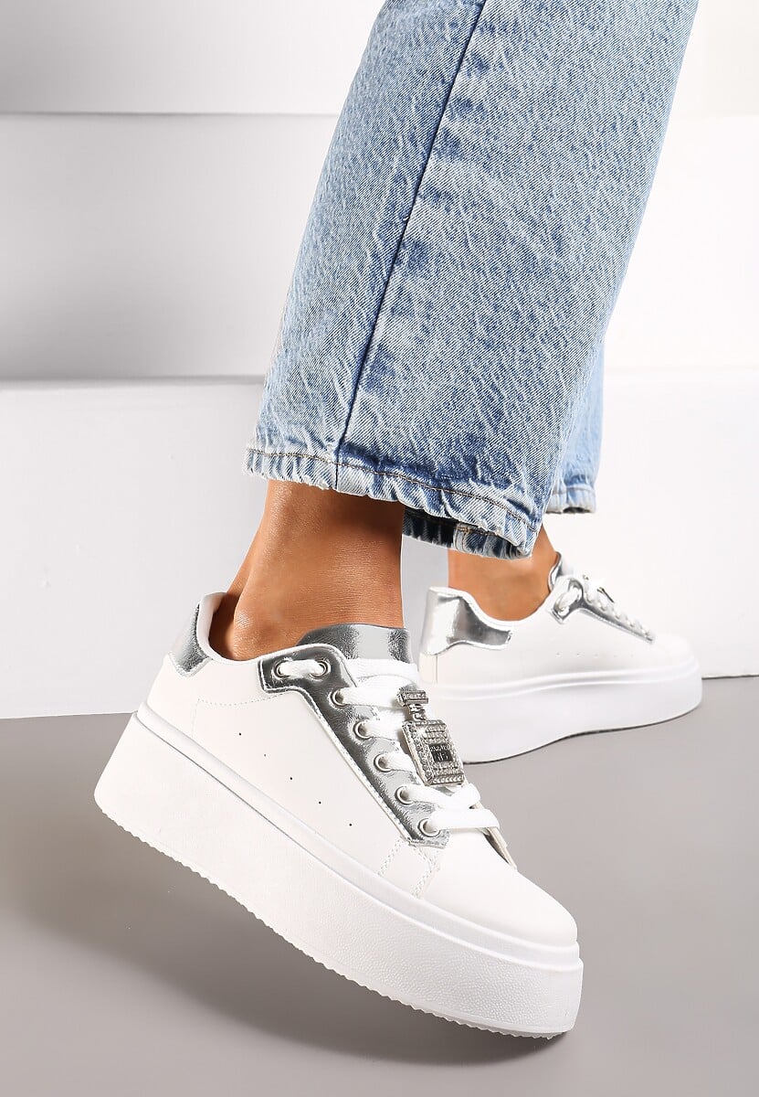 Biało-Srebrne Sneakersy z Metaliczną Zawieszką na Sznurówkach Ozdobioną Cyrkoniami Edosa