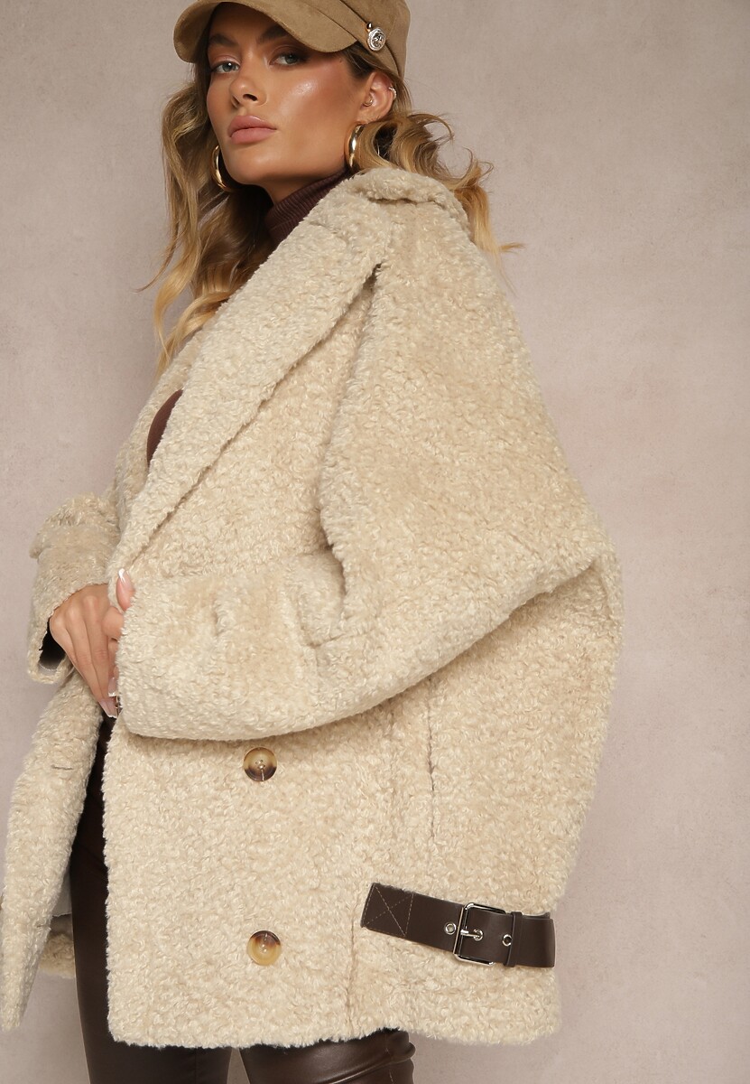 Jasnobeżowa Futrzana Kurtka Typu Baranek z Ozdobnymi Paskami i Dwurzędowym Zapięciem Nikira