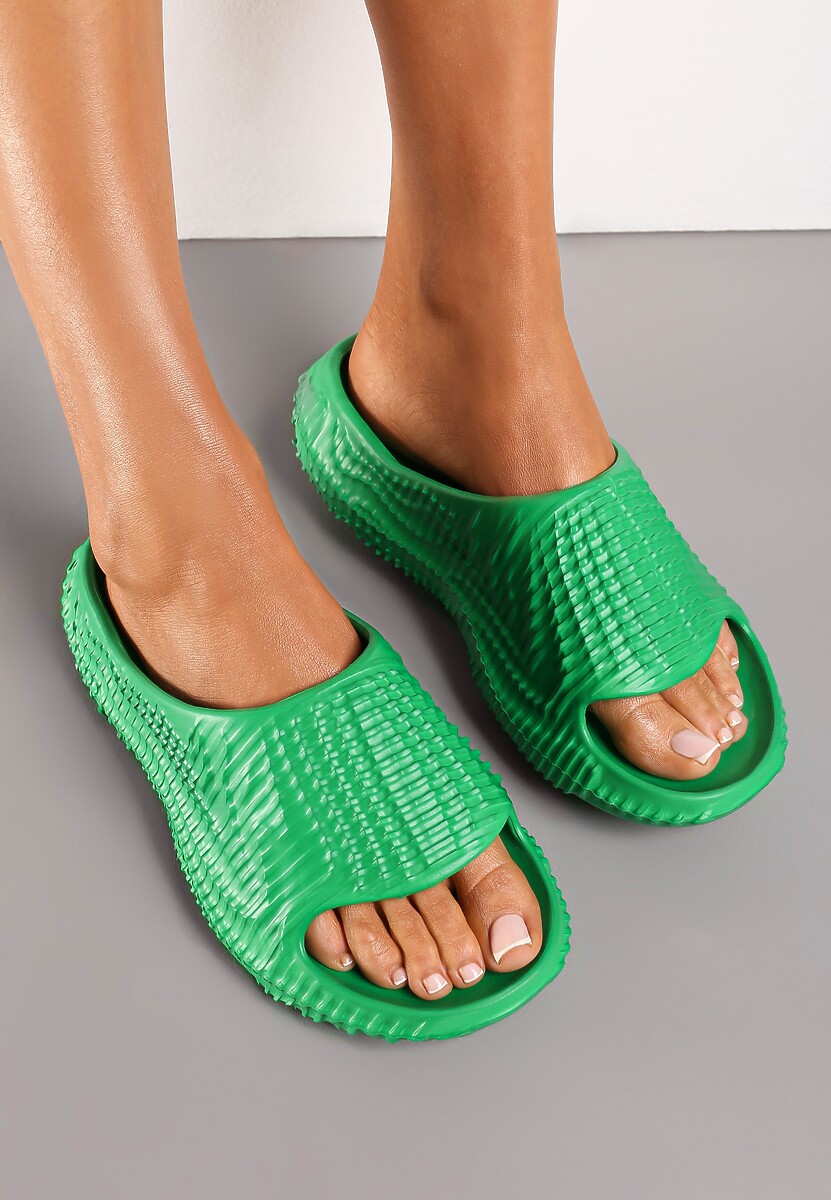 Zielone Klapki z lekkiej Pianki Ozdobione Wypukłym Tłoczeniem Konsia