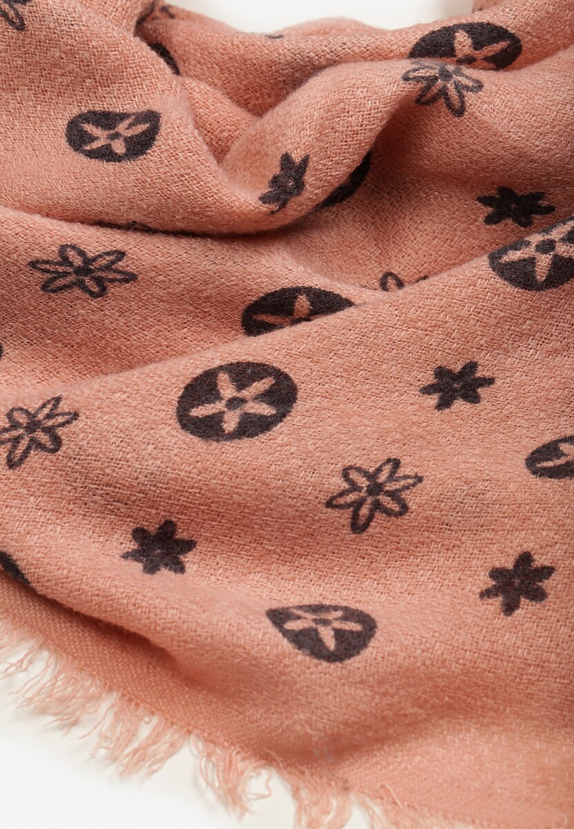 Ciemnoróżowy Szalik Ozdobiony Geometrycznym Motywem z Frędzlami Nomirya