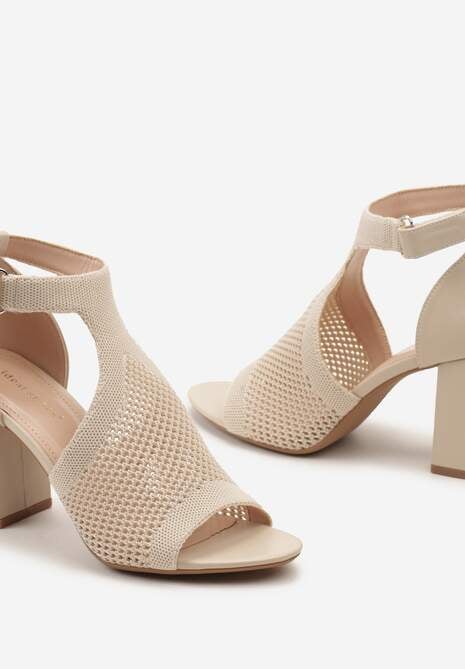 Beżowe Sandały na Słupku z Ażurowym Zdobieniem z Zapięciem przy Kostce Qutima