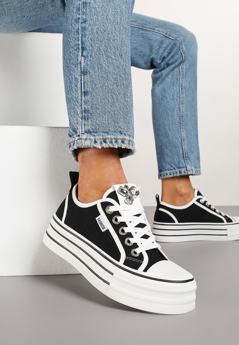 Czarne Trampki na Platformie z Biżuteryjną Aplikacją Flortewis