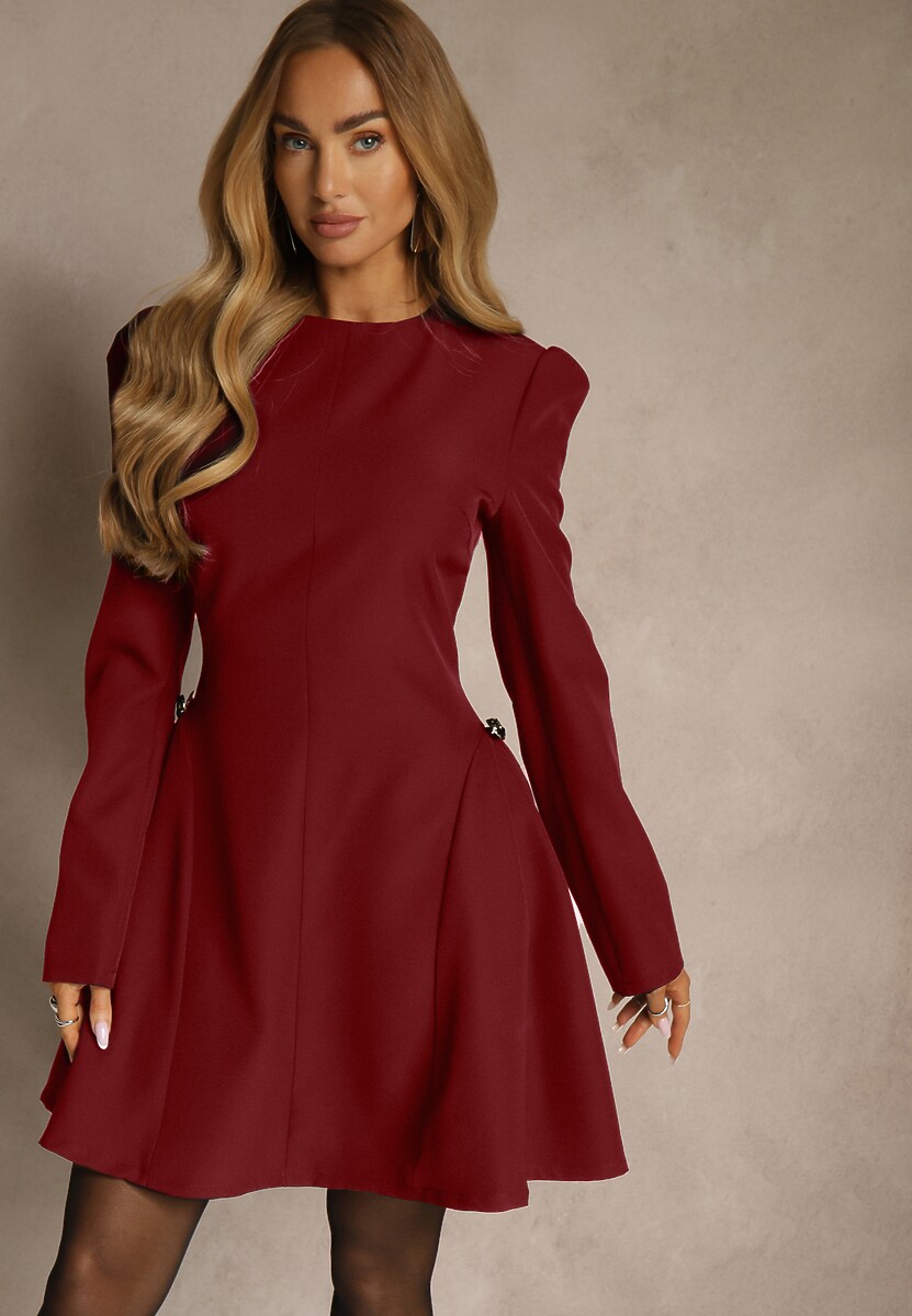 Bordowa Sukienka o Rozkloszowanym Kroju z Ozdobą z Boku Eleslia