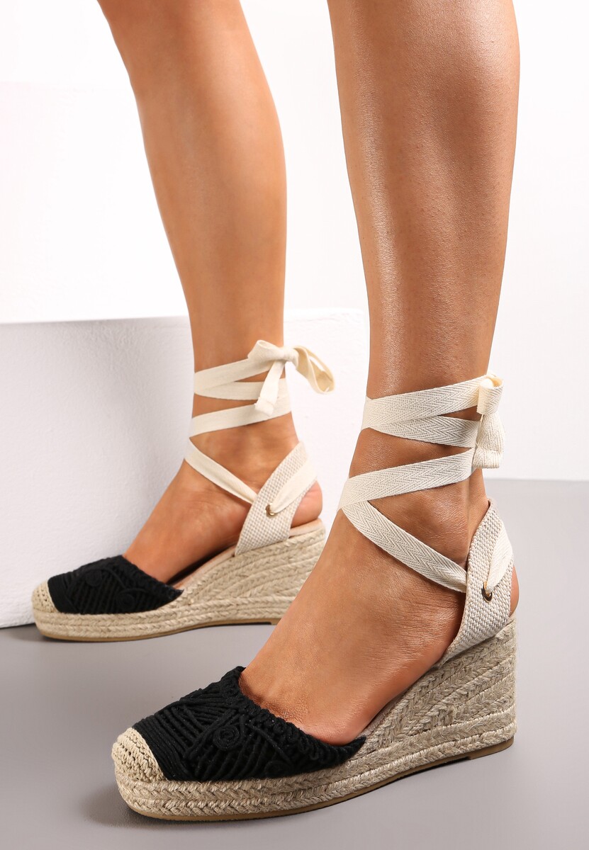 Czarne Sandały na Niskiej Platformie z Koturnem ze Sznurkiem i Wiązaniem wokół Łydki Zakirtia