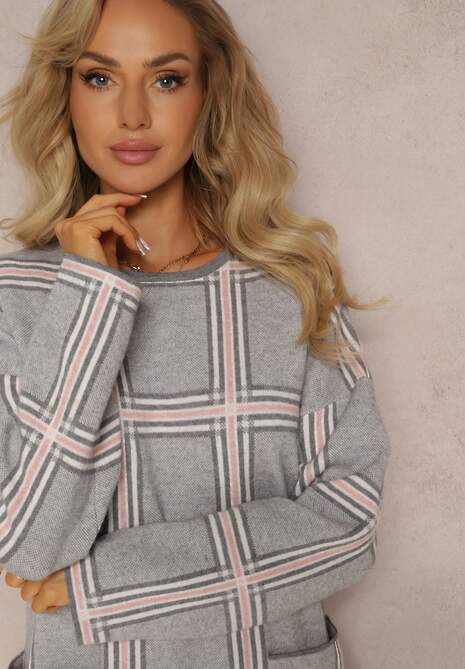 Szara Dzianinowa Sukienka Oversize z Naszytymi Kieszeniami w Kratę Deliuba