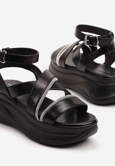 Czarne Sandały na Tłoczonej Platformie z Przeplatanymi Paskami z Cyrkoniami Sorellise