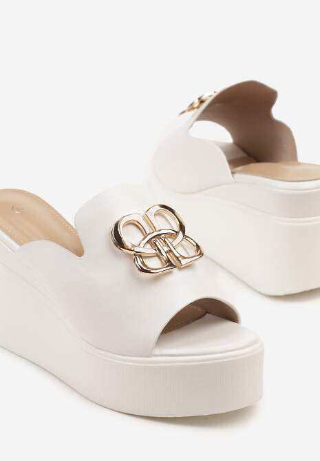 Białe Klapki na Platformie i Koturnie Ozdobione Metaliczną Aplikacją Trivane