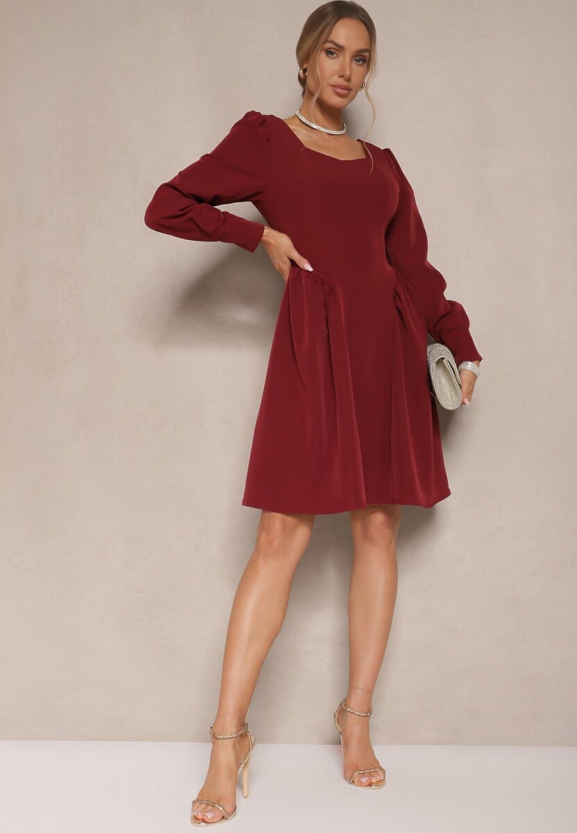 Bordowa Sukienka o Rozkloszowanym Kroju Ozdobiona Kwadratowym Dekoltem Katirva