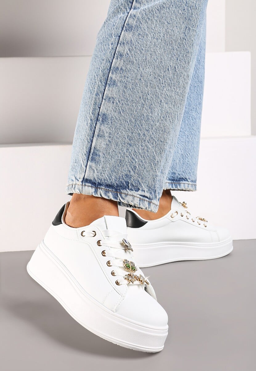 Biało-Czarne Sneakersy na Płaskiej Podeszwie Ozdobione Aplikacjami Motyli i Rozgwiazd Asnoria