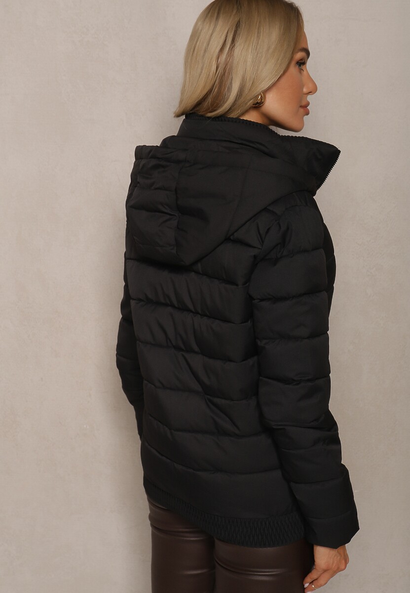 Czarna Kurtka z Pikowanymi Przeszyciami z Odpinanym Kapturem i Ściągaczem w Talii Sintavia