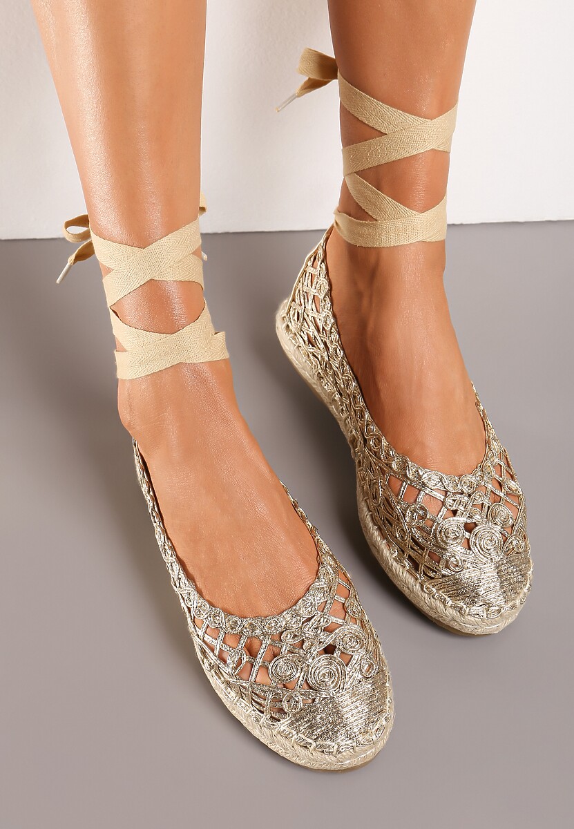 Złote Balerinki z Imitacji Skóry o Plecionym Fasonie ze Sznurowaniami Wokół Kostki Elluna