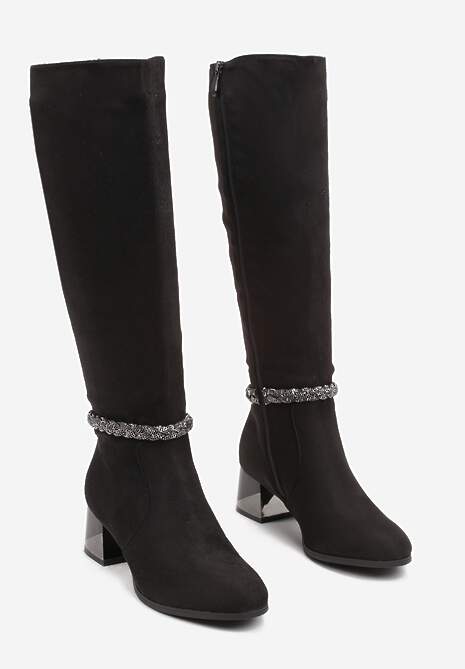 Czarne Kozaki z Imitacji Zamszu z Paskiem z Cyrkonii i Metalicznym Słupkiem Grettamia