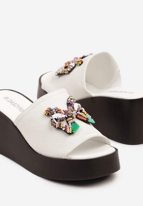 Białe Klapki Ozdobione Cyrkoniami i Kokardą Sesavira