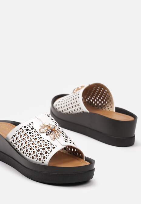 Białe Klapki na Niskim Koturnie z Ozdobą Metalową i Ażurowymi Wycięciami Parttia